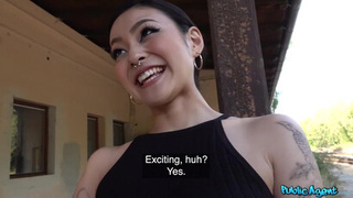 Обворожительная японка Rae Lil обсасывает за деньги всем кому не лень