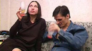 Наивной паренек трахнул захмелевшую суку с татуировкой на спине