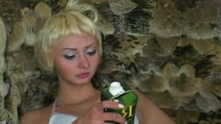 Девку прут двое пока она спит