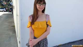 Пикапер с огромным членом разводит малышку в очках на жесткую порку