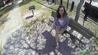 Пикапер развел на секс симпатичную красавицу и присунул писюн на улице