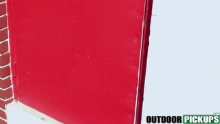 Думала помочь отцу в гараже а он заставил меня сосать его большой пенис